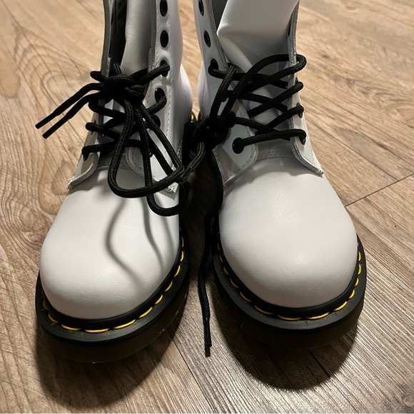 NEW Dr. Martens 1460 Smooth Leather Boot White 7 - Picture 5 of 11